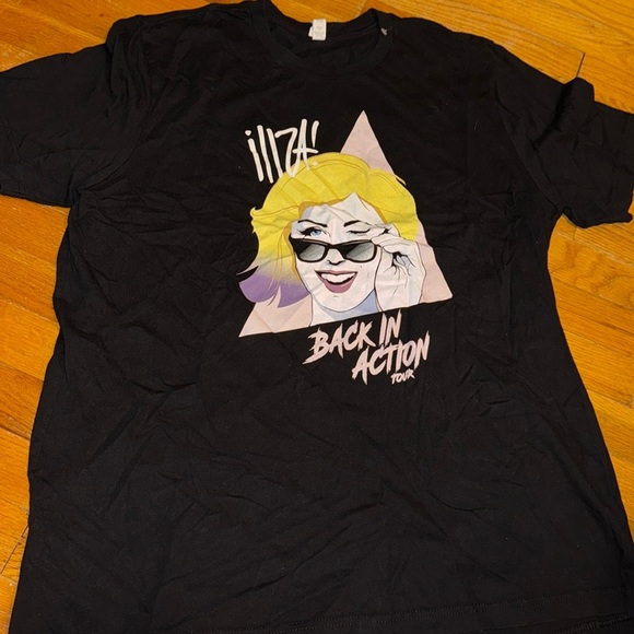 Iliza Shlesinger / Apparel / T-Shirt / BACK IN ACTION TOUR (Short Sleeve/Blk) - Picture 2 of 5